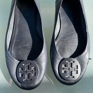 Tory Burch Minnie travel ballet flat size 7 in color Tory Navy